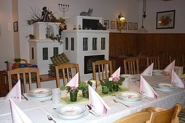 Brotzeitstube Breit - Gastraum mit Kachelofen 2