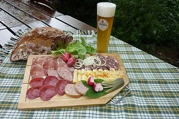 Brotzeitstube Breit - Brotzeitbrett mit Bier