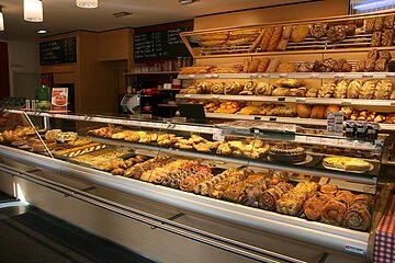 Bäckerei Lehner - Innenansicht Theke Auslage ohne Menschen