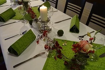Nerreter Goldenes Lamm - festlicher Tisch grün weiß