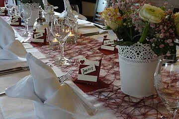 Nerreter Goldenes Lamm - festlicher Tisch rot weiß