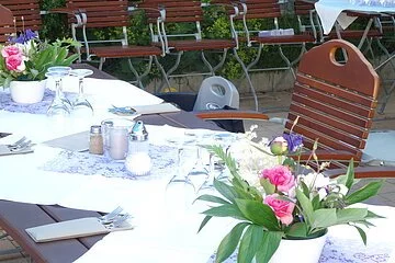 Nerreter Goldenes Lamm - festliche Tafel im Biergarten