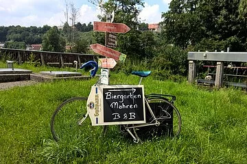 Gasthaus Schlossblick - Biergartenschild Wiese