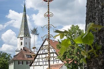 Der schöne Ortskern von Meinheim mit bunt geschmüchtem Maibaum